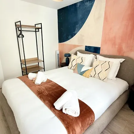 Vibrant Pigalle & Moulin Rouge, Red Light District Apartamento *